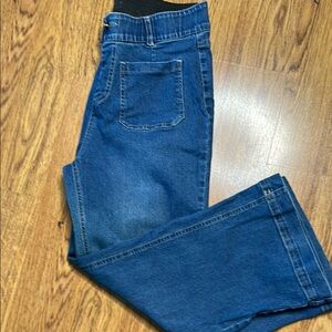 Women's elastic waist front and bottom pocket jeans